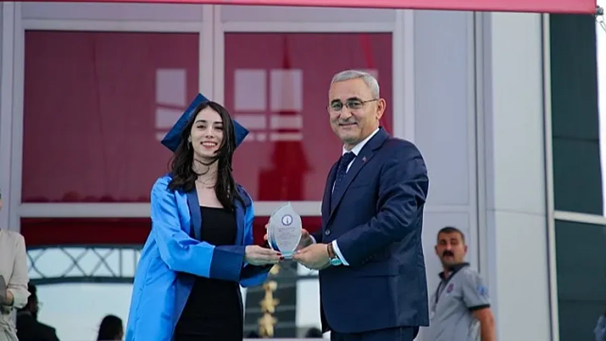 Dumlupınar Üniversitesi'nde mezuniyet coşkusu