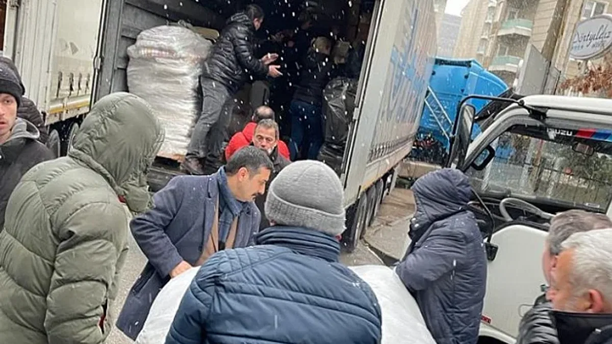 Bursa'da İYİ Parti'nin yardım tırı yola çıktı