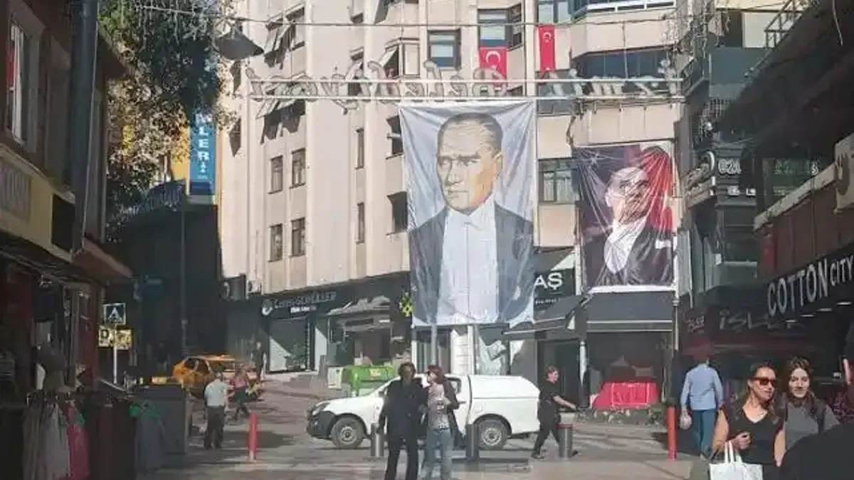 İzmit Fethiye Caddesi Atatürk fotoğraflarıyla donatıldı