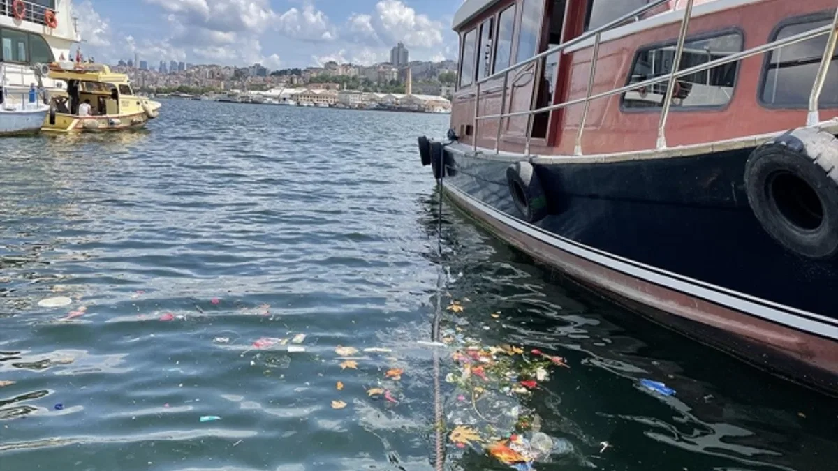 Haliç'te kıyıya vuran çöplerin oluşturduğu kirlilik çevredekileri rahatsız etti