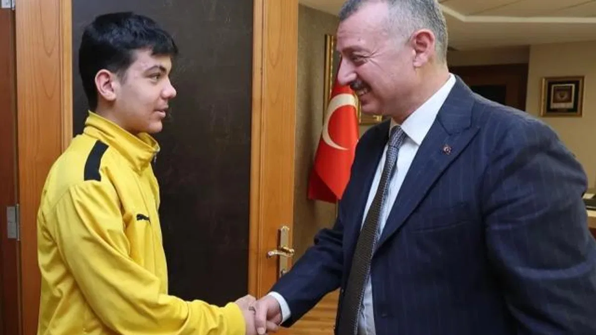 Kocaelisporlu Efe'den Başkan Büyükakın’a ziyaret