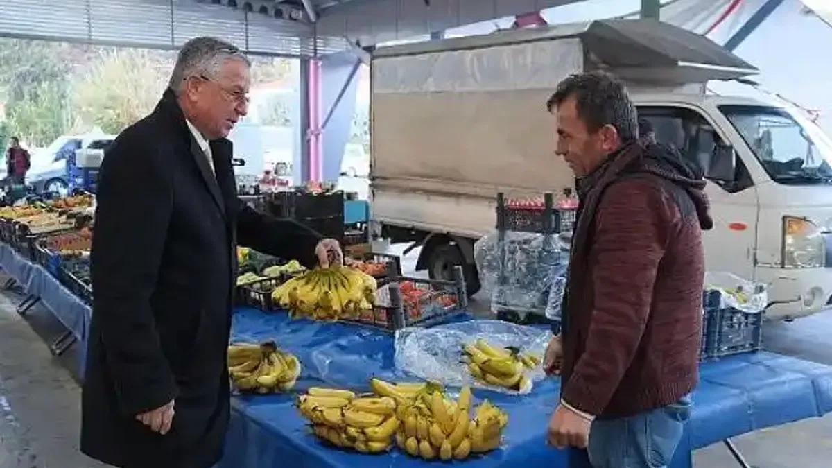Başkan Topaloğlu'ndan Pazar esnafına kahvaltı
