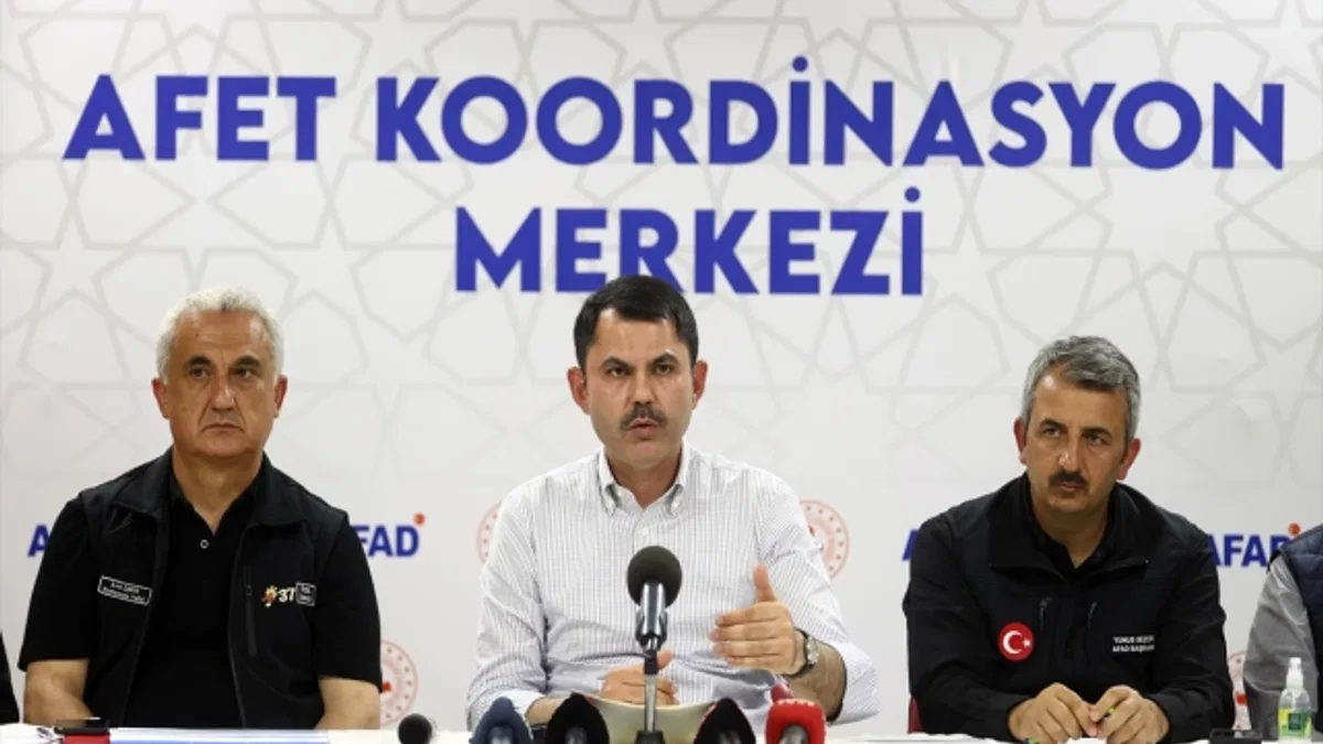 Bakan Kurum: (Batı Karadeniz'de yaşanan sel) 16 binada 37 bağımsız bölüm ağır hasarlı ya da yıkık
