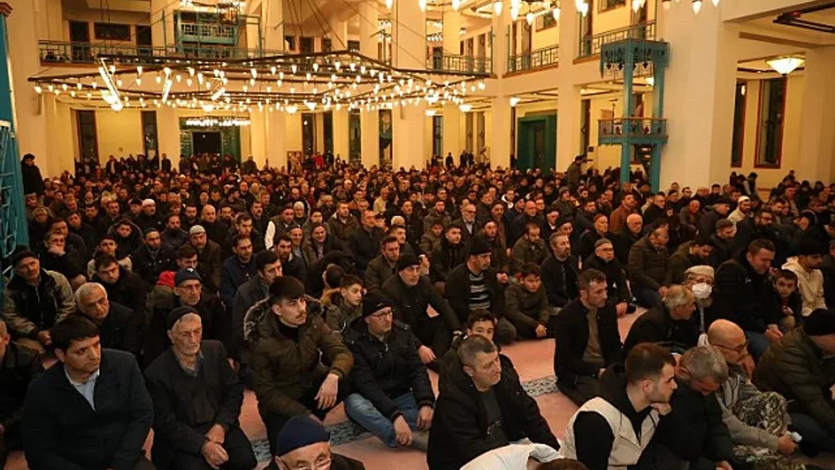 İnegöl'de kandilde eller semaya açıldı
