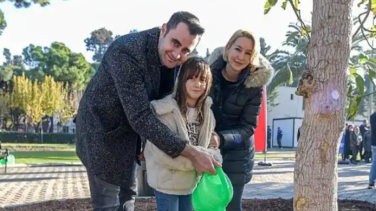 Başkan Tugay, yeni yılın ilk gününde Kültürpark'ta ağaç dikti Kültürpark'ın yeşil dokusu zenginleşiyor