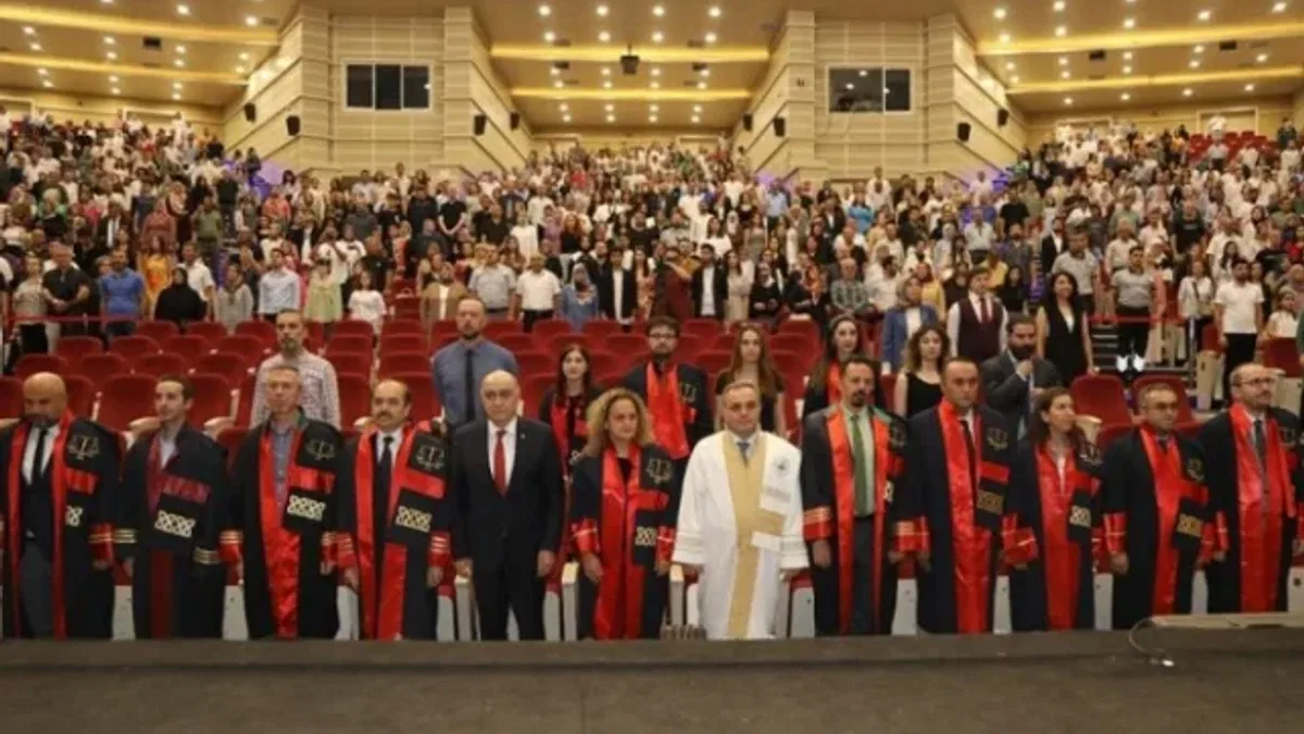 ERÜ Hukuk Fakültesi'nde mezuniyet sevinci