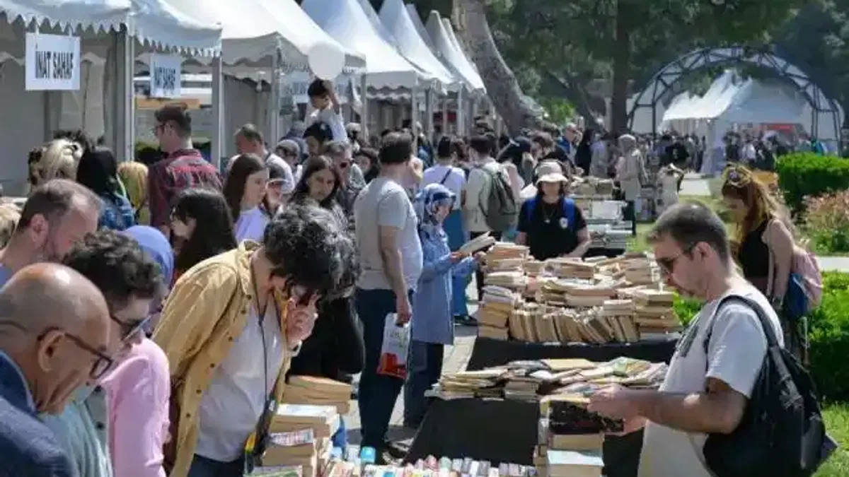 İZKİTAP hafta sonunda binlerce kitapseveri ağırladı