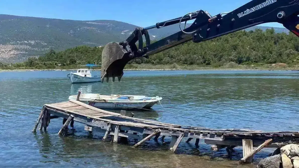 Muğla Milas'ta kaçak iskeleler yıkılıyor