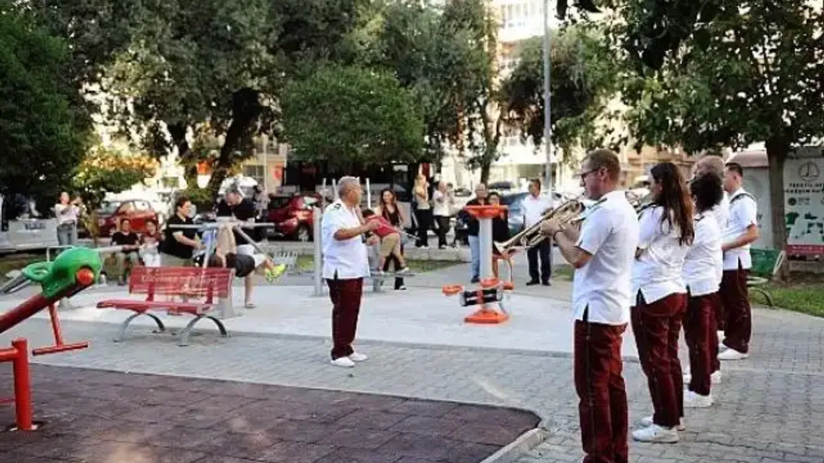 Karşıyaka Belediye Bandosu'ndan coşku dolu sokak konserleri