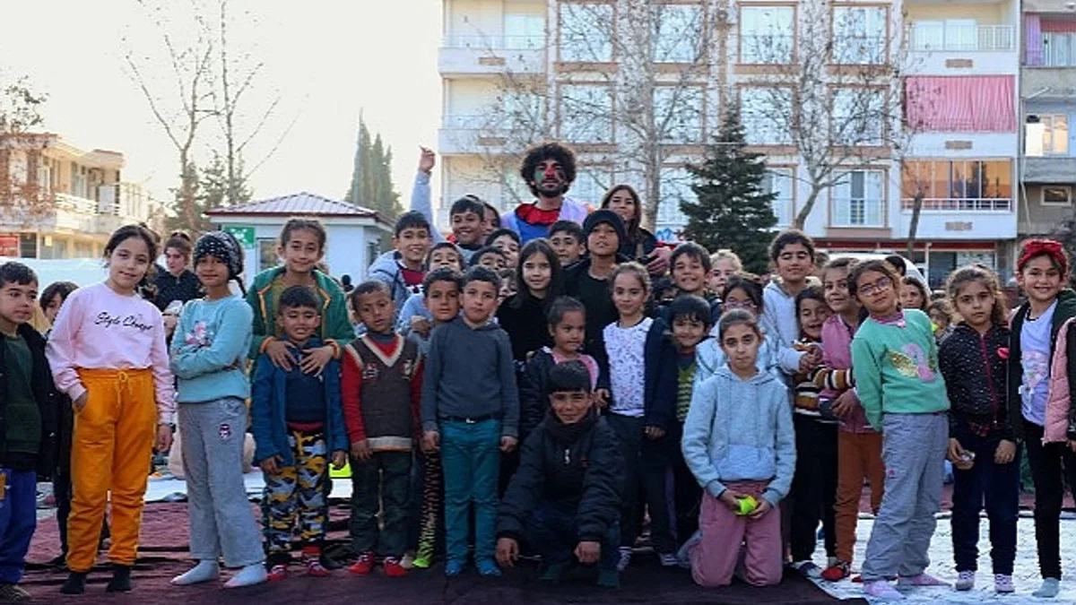 İyilik Kompleksi İle Çocukların Yüzleri Gülüyor!