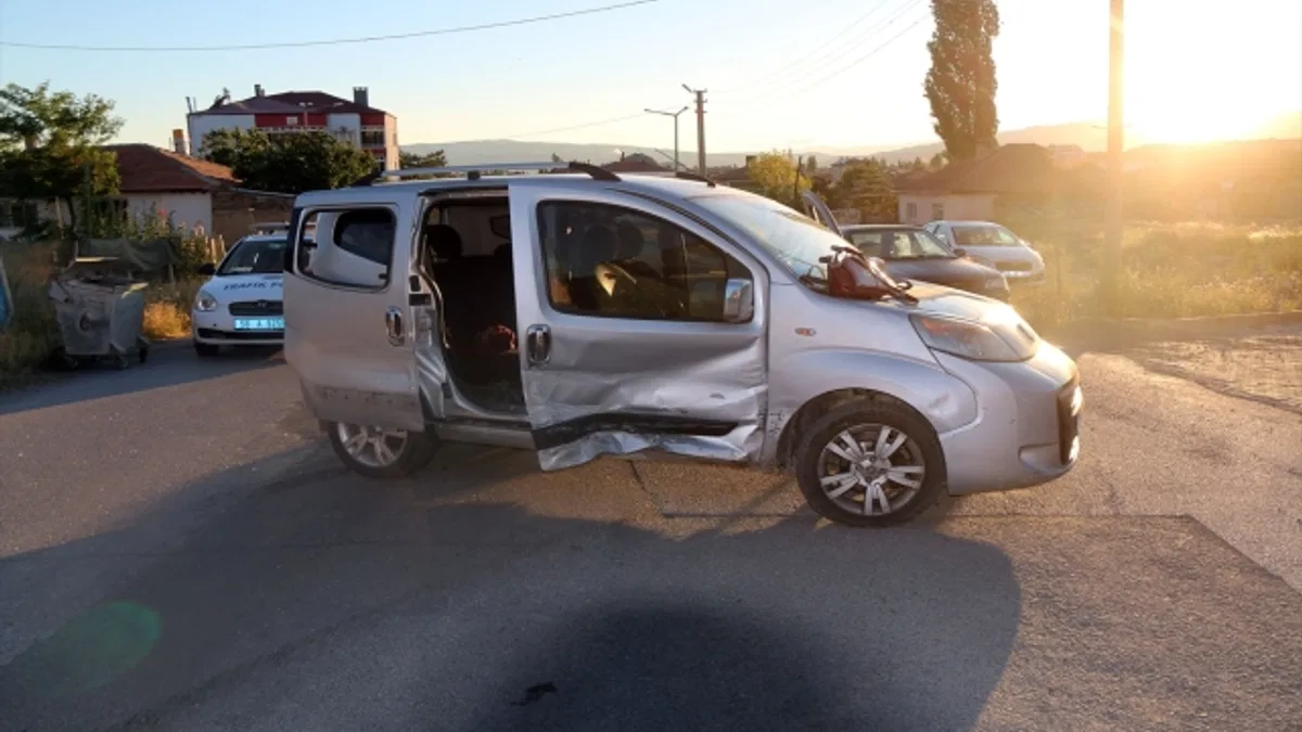 Sivas'ta otomobil ile hafif ticari aracın çarpıştığı kazada 2 kişi yaralandı