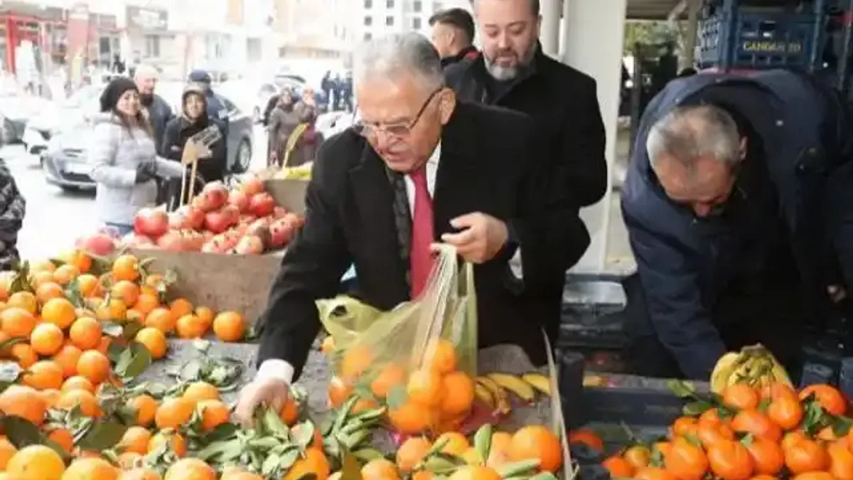Başkan Büyükkılıç, semt pazarında tezgahın arkasına geçti