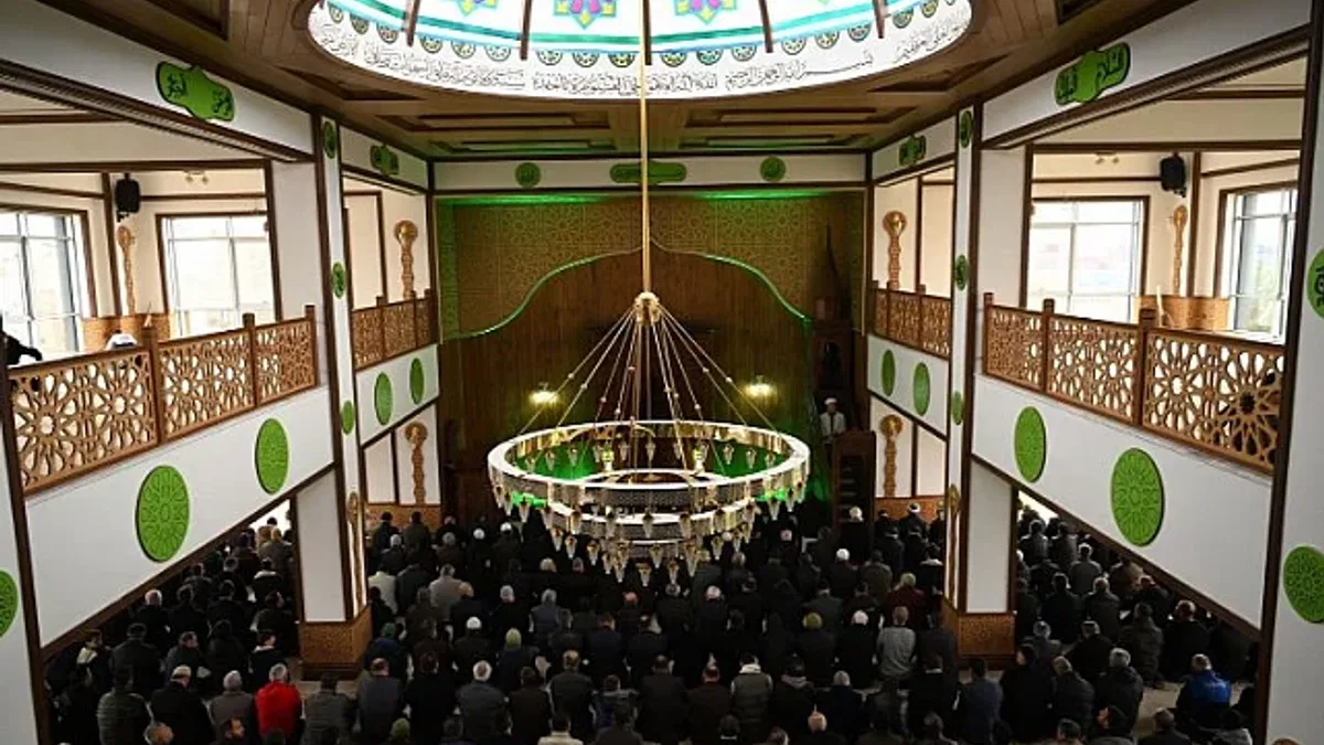 Büyükşehir katkılı Kartepe İstasyon Camii Kocaeli'de ibadete açıldı