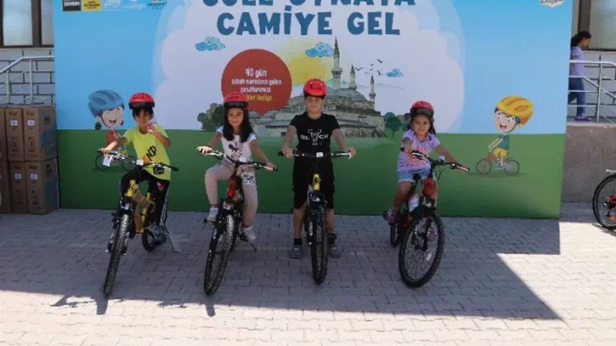 Konya'da camiye gelenler bisikletleri kaptı
