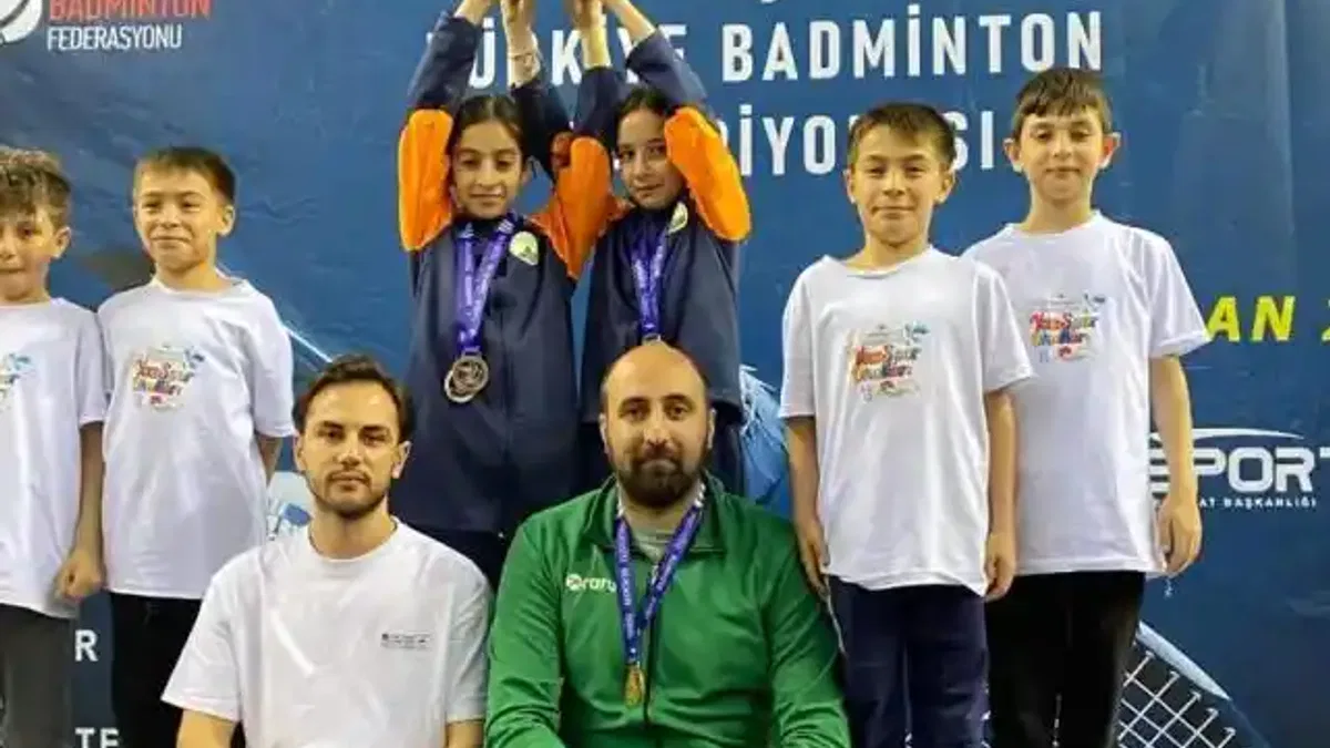 Bursa Osmangazi Belediyespor’un genç badmintoncuları göz doldurdu