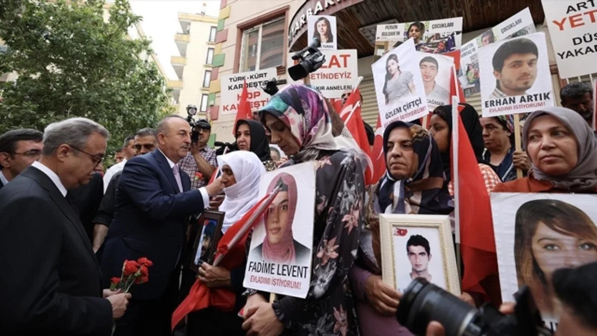 Dışişleri Bakanı Mevlüt Çavuşoğlu, Diyarbakır annelerini ziyaret etti