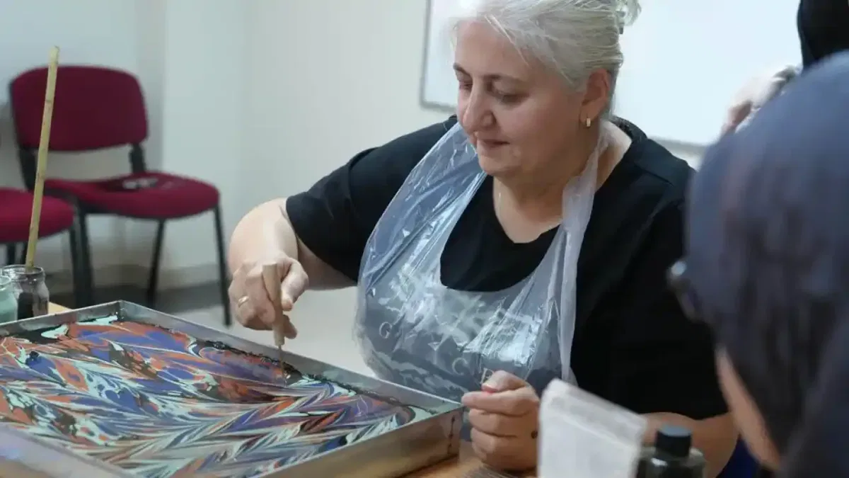 Ankara Keçiören’de şehit yakınlarına ebru sanatı workshopu