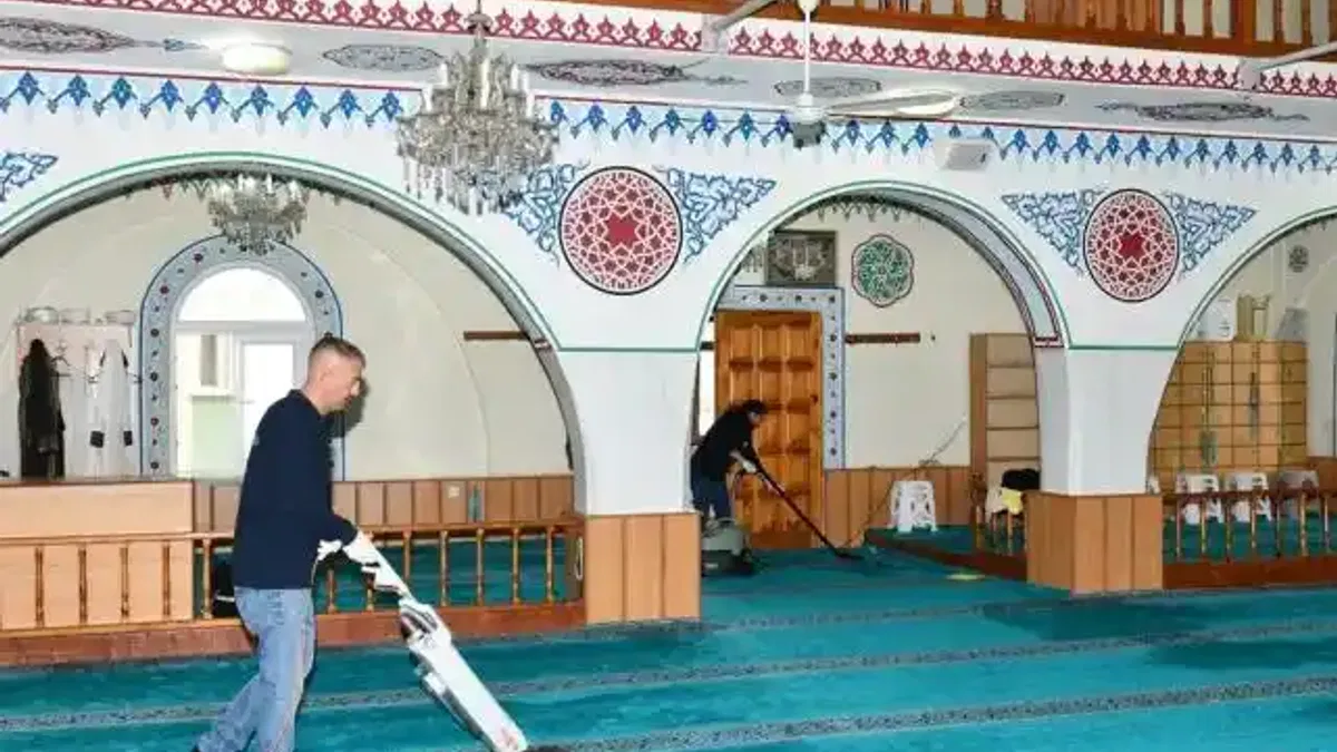 Ramazan Bayramı öncesi camilere temizlik