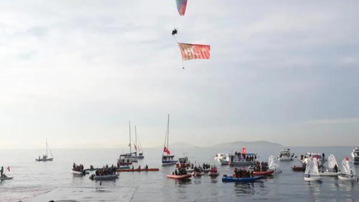 Kadıköy’de Binlerce Kişi Ata’ya Saygı Zinciri Oluşturdu
