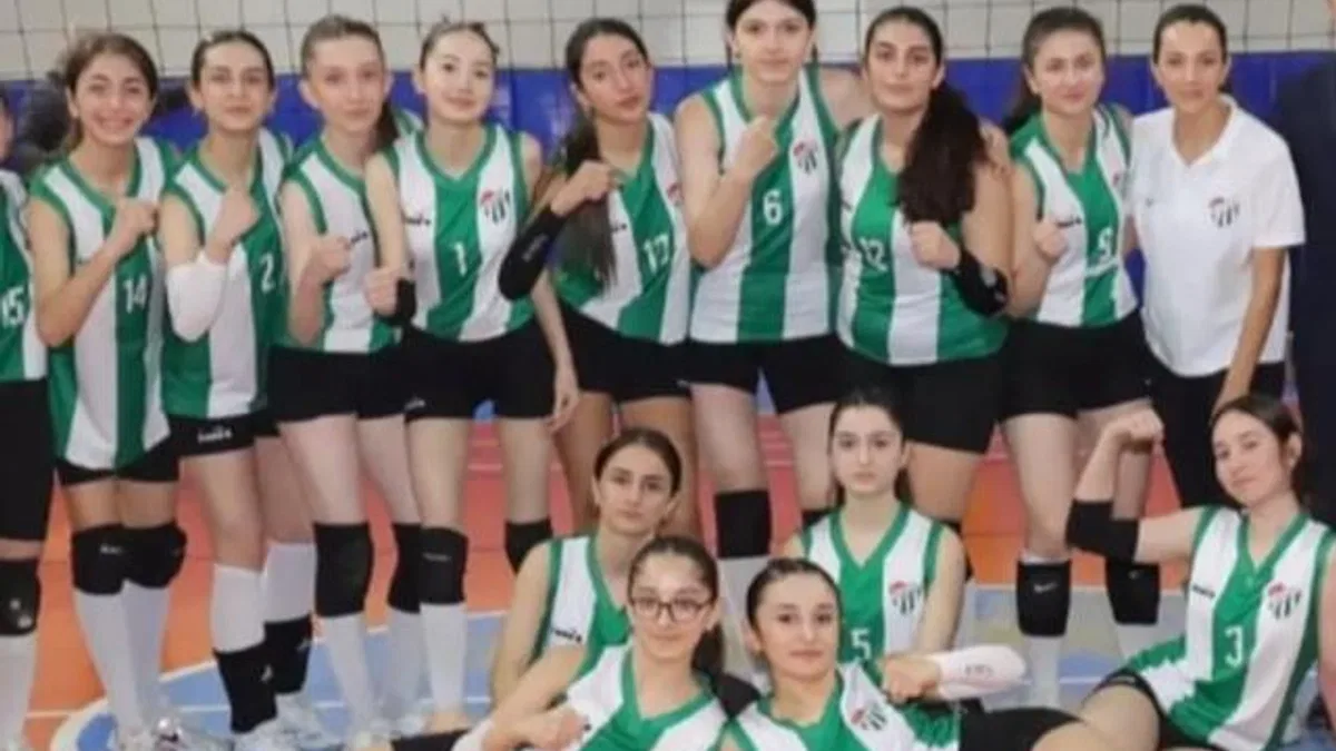 Artvinspor kadın voleybol takımı turnuvaya galibiyetle başladı