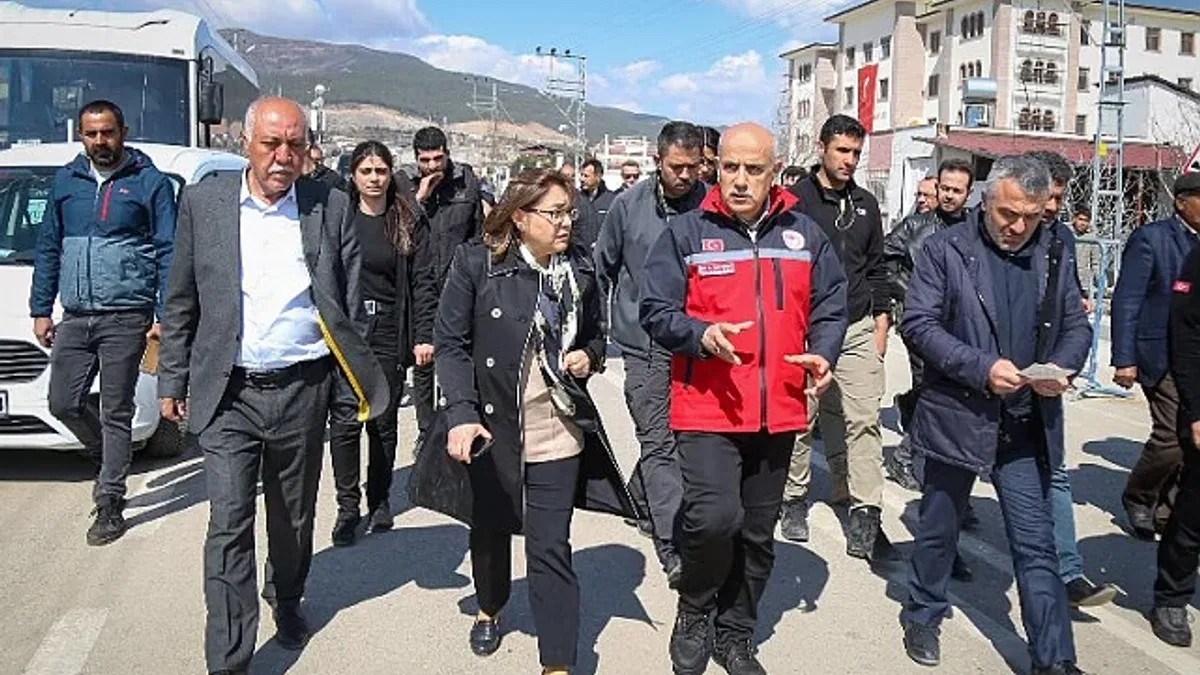 Bakan Kirişçi Gaziantep'te deprem bölgesinde